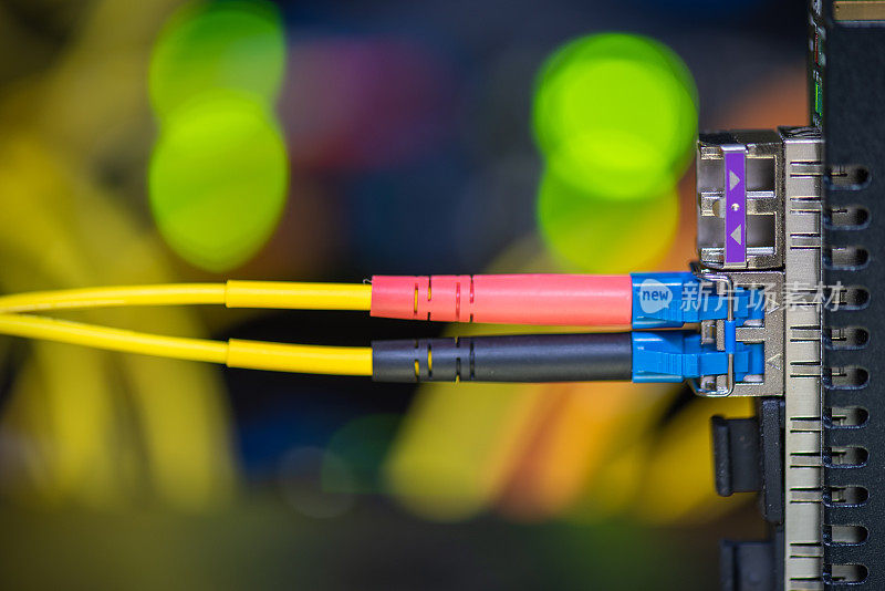 千兆技术，光纤跳线电缆连接到数据中心的交换机