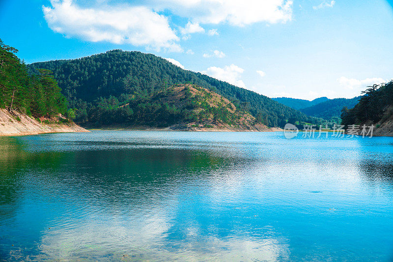 日落湖，碧水蓝天，远端青山绿林，博鲁，土耳其