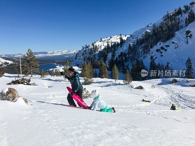 一家人在加州特拉基驾着新鲜的雪橇