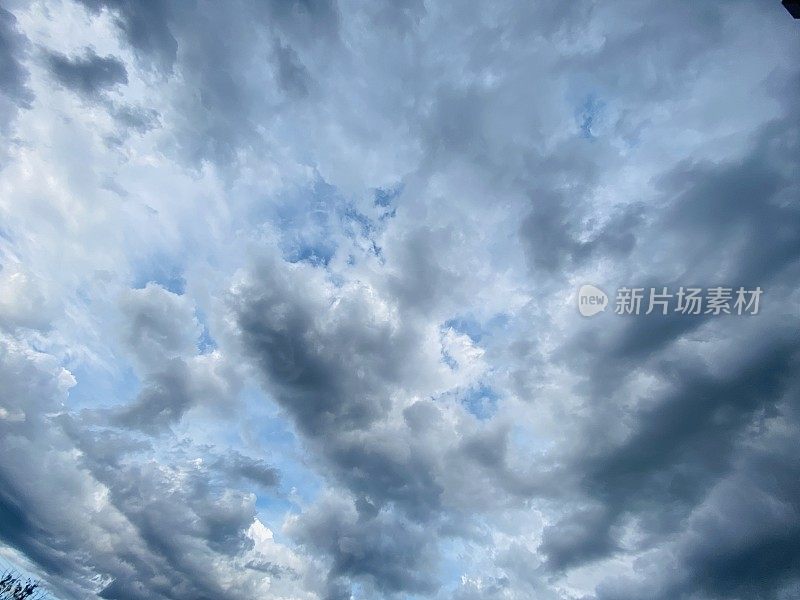 暴风雨的天空