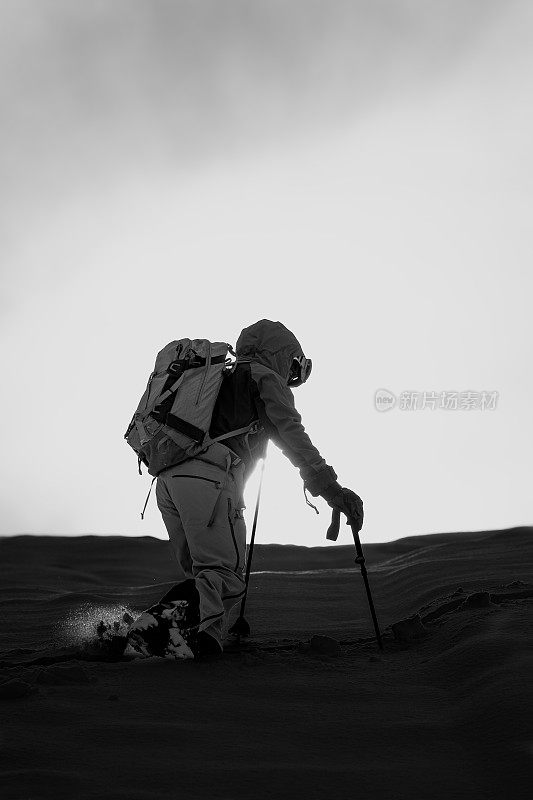 在意大利阿尔卑斯山进行滑雪登山旅行