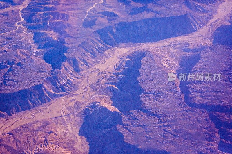 鸟瞰图的秘鲁安第斯山脉，河流和峡谷，戏剧性的风景-秘鲁