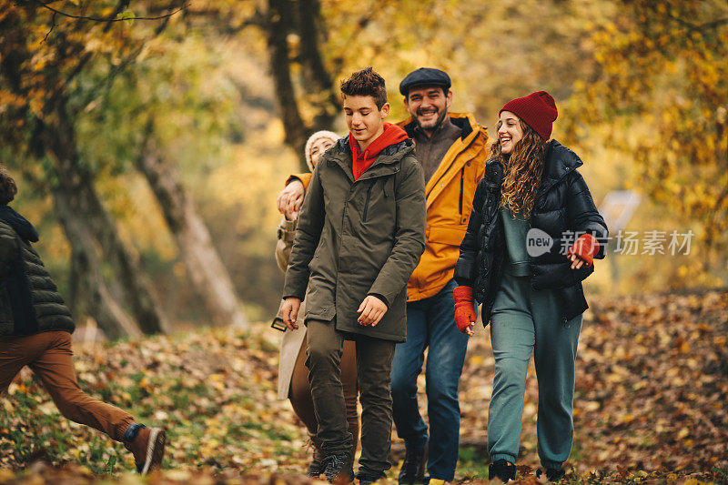 在一个晴朗的秋日，一家人去了森林。