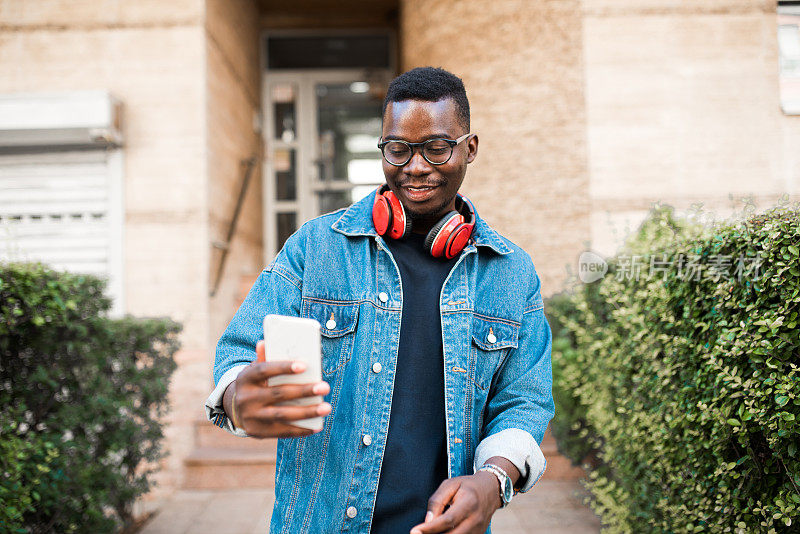 一个快乐的年轻非洲裔美国人在去城市的路上打视频电话
