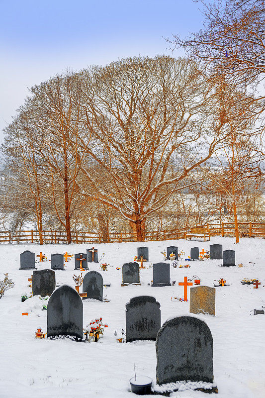 英国伍斯特郡的比利教堂墓地-霜雪冰冻寒冷的冬天