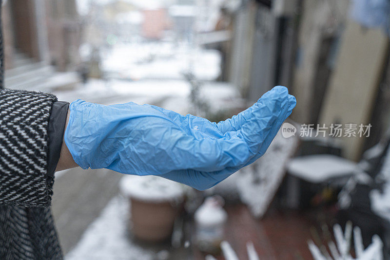 冬季蓝色手套卫生covid-19大流行