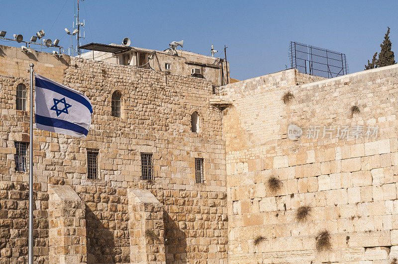 耶路撒冷西墙上的以色列国旗