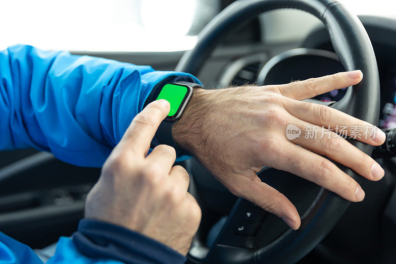 男人戴着色度键绿色屏幕智能手表在他的车里的特写