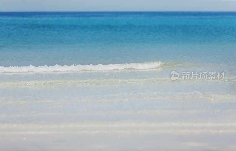 在沙滩上拍摄的海蓝宝石海景，光波溅起水花