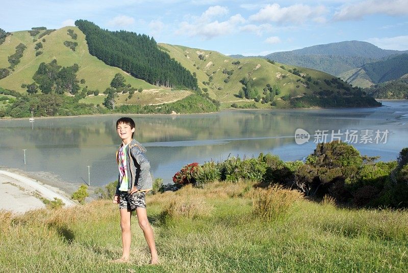 男孩在乡村海滨的春天景观