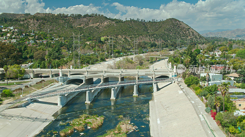 亥伯龙大道和洛杉矶河在阿特沃特村-空中