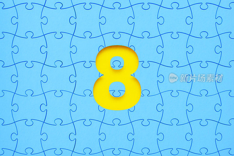 解决方案概念-蓝色拼图碎片形成一个剪出数字8在黄色的背景