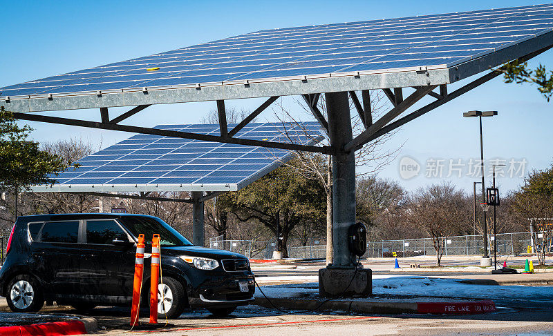 在德克萨斯州奥斯汀，起亚索尔电动汽车在大型太阳能电池板阵列下免费充电