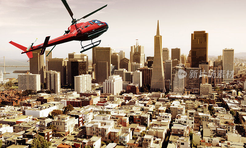 直升飞机在旧金山上空盘旋。