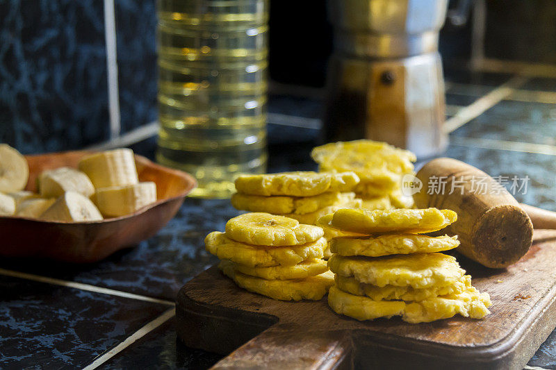 烹饪，油炸玉米饼或石-整个过程-真正的食物