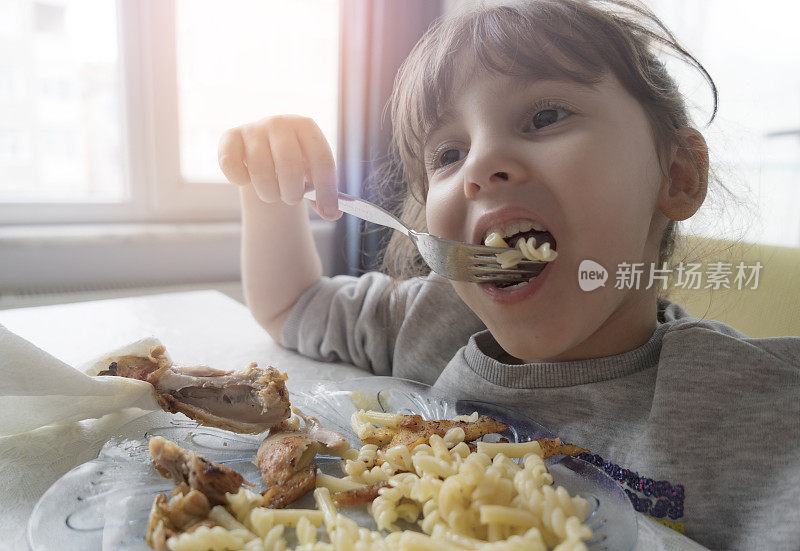 小女孩正在吃鸡肉