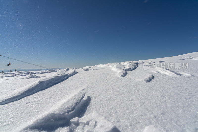 白雪皑皑的山上，冰封的浪花，自然的图案，湛蓝的天空