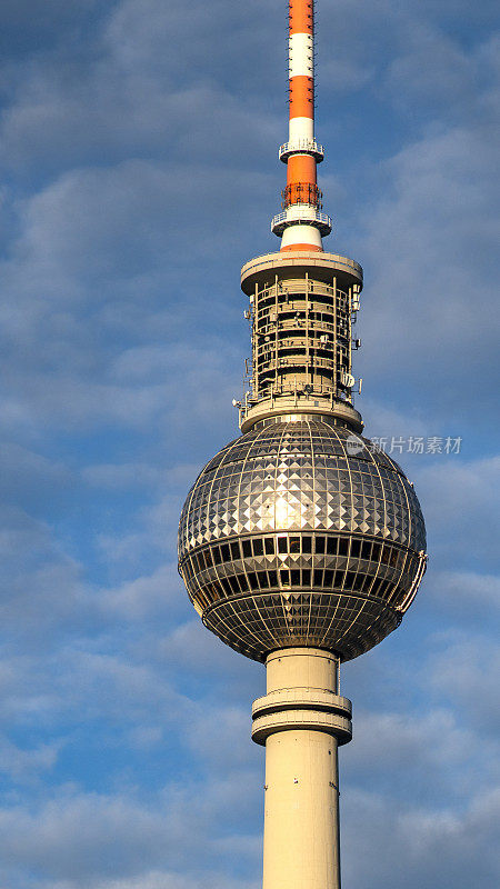 日落时分，德国亚历山大广场上的柏林电视塔