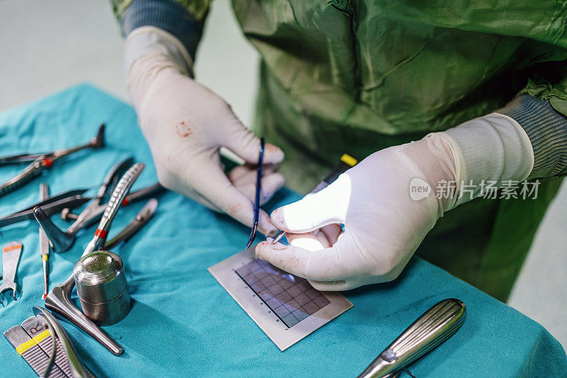 外科医生从托盘中取出手术工具。