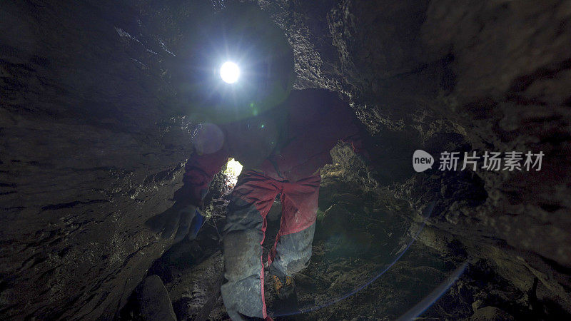 带着前照灯的洞穴探险家发现了罕见的生物
