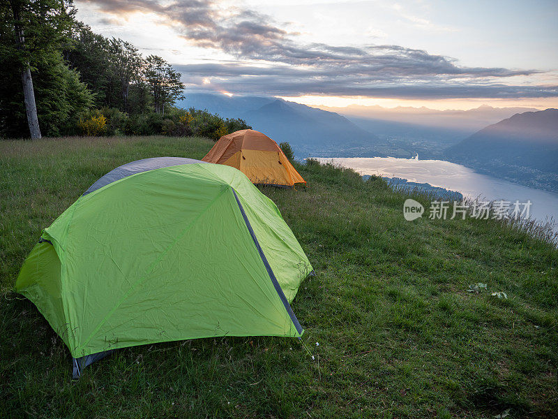 山顶上的帐篷，日出