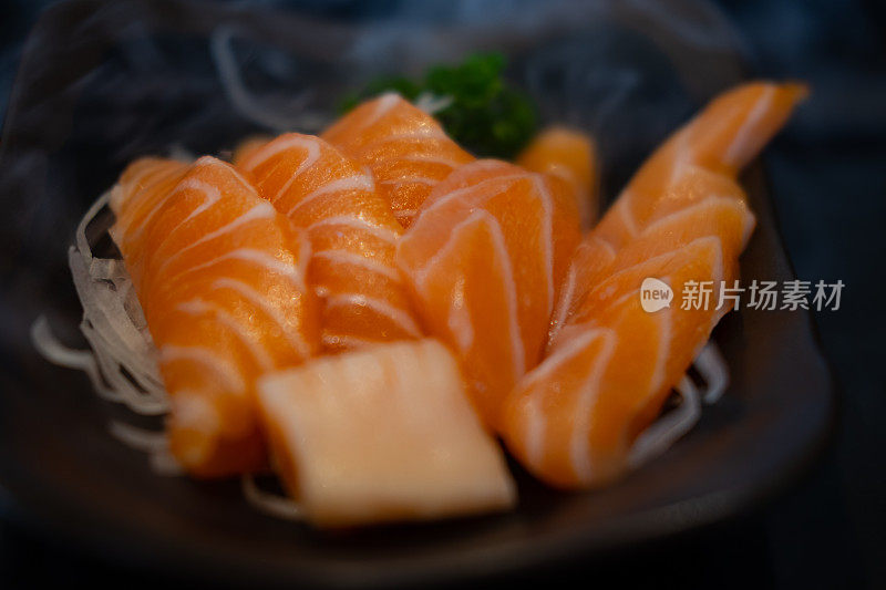 漂亮的鲜橙鲑鱼生鱼片。有选择性的重点