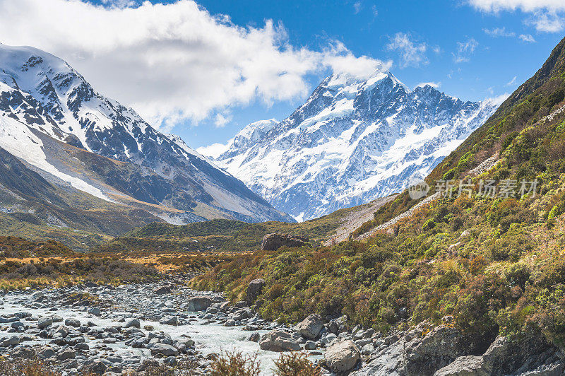 库克山是新西兰南岛白雪皑皑的秋季徒步旅行胜地