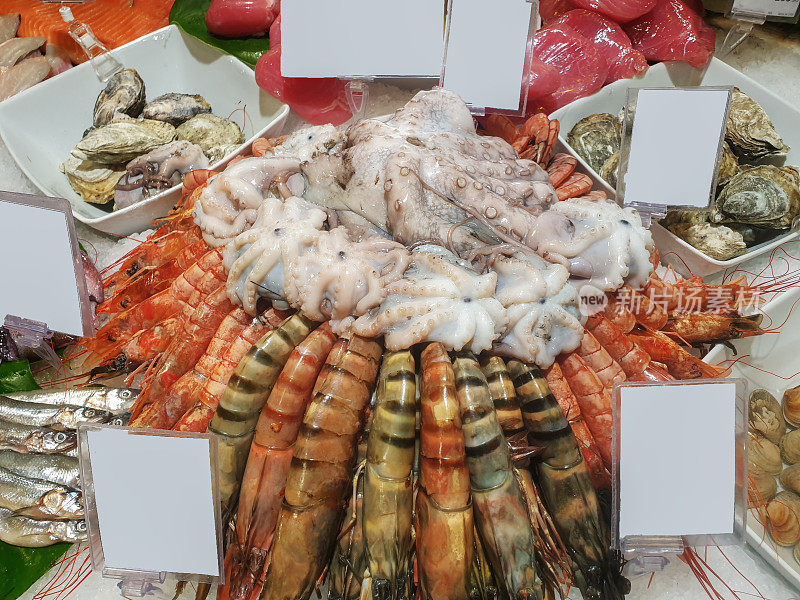 章鱼、老虎、红虾和红金枪鱼肉在莫斯科市中心超市的橱窗边缘