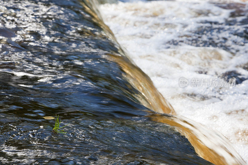 英国北约克郡西伯顿瀑布附近的水流