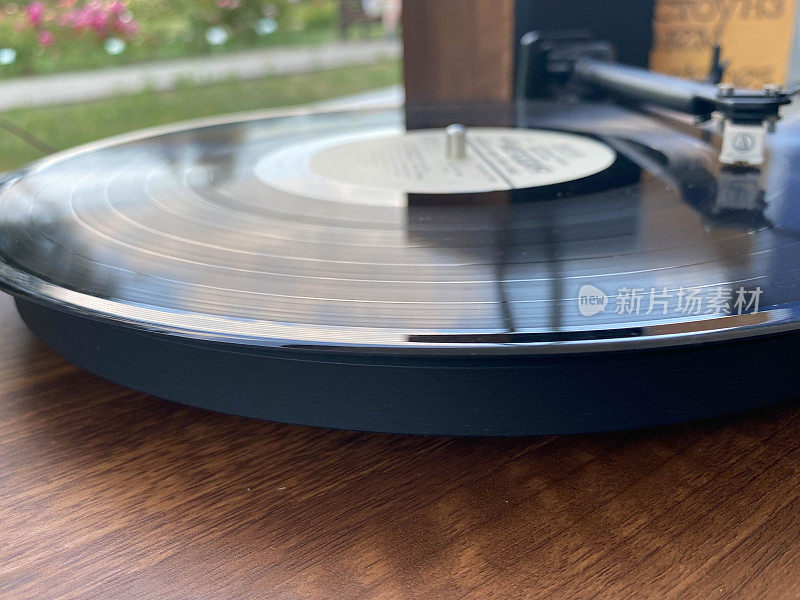 音乐美丽的嬉皮士转盘为古老的复古古董黑胶唱片