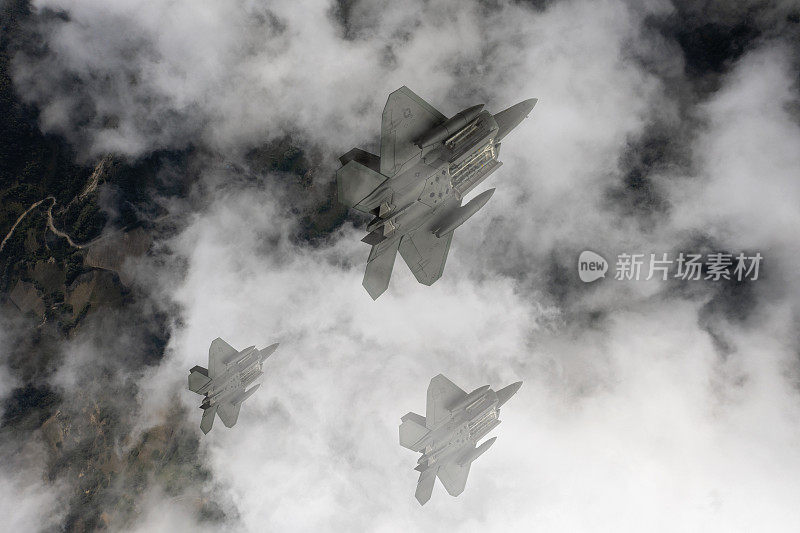 喷气式战斗机在云层上飞行。