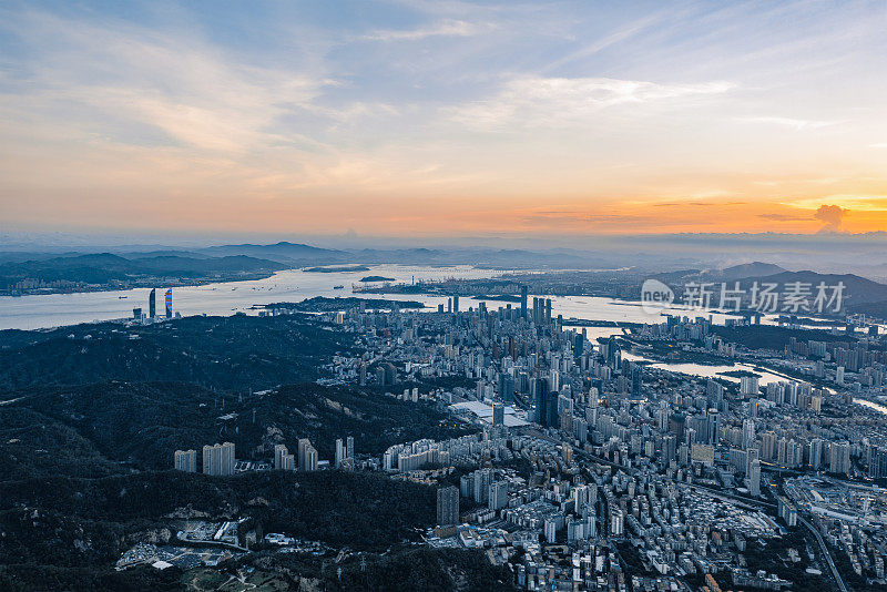 日落后鸟瞰岛屿城市