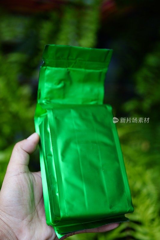 绿色铝箔包装在手