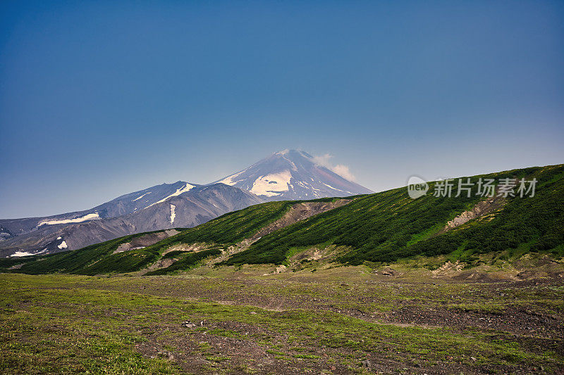 阿瓦钦斯基火山山麓。