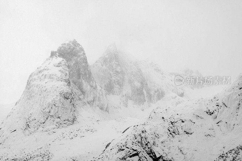 罗浮敦群岛上覆盖着积雪的山峰