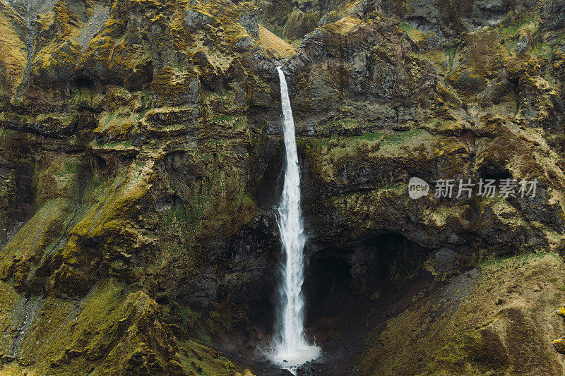 冰岛遥远的山脉峡谷和瀑布山谷的壮观景象