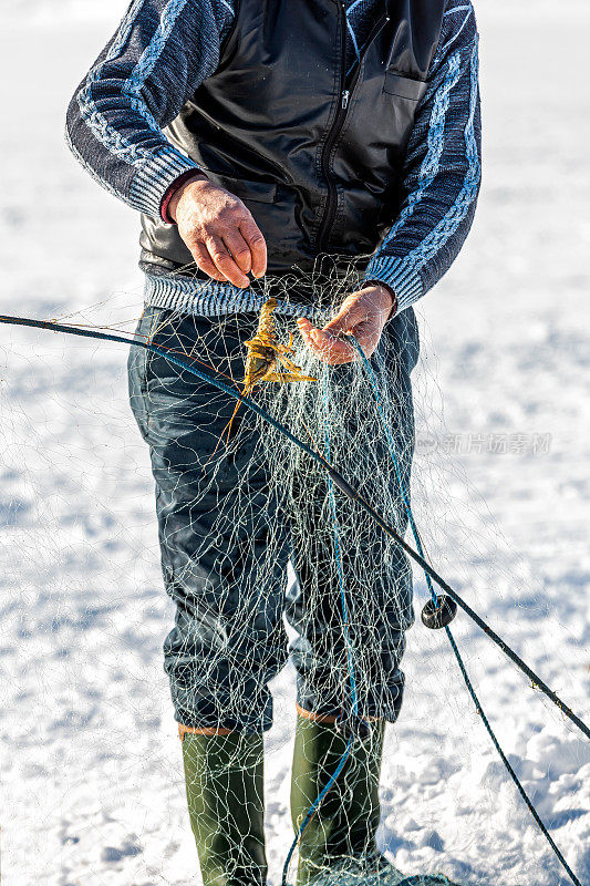 在卡尔斯冰冻的Cildir湖钓鱼
