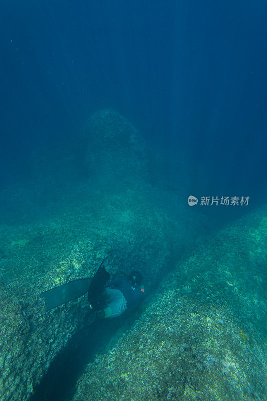 男子游泳通过水下沟渠