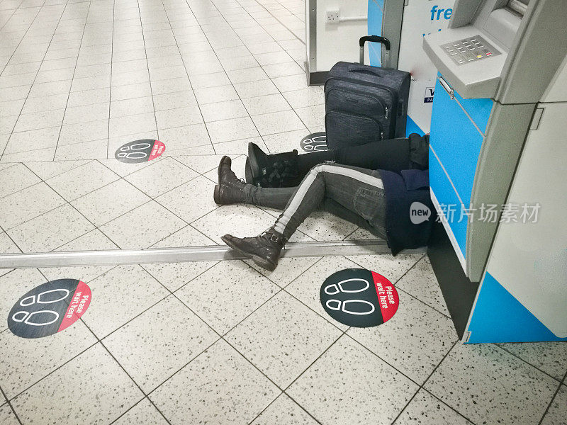 在机场候机时睡在地板上的乘客