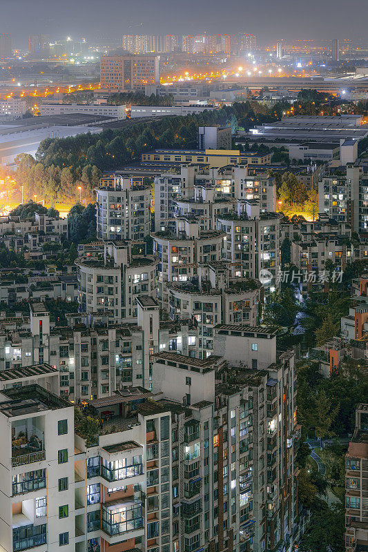 夜晚密集的城市现代高楼大厦和道路在成都捕捉