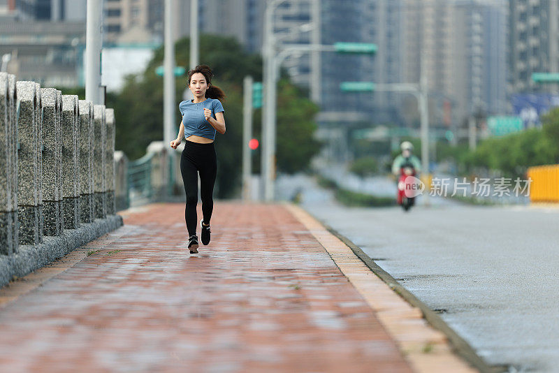 在城市里跑步的女人