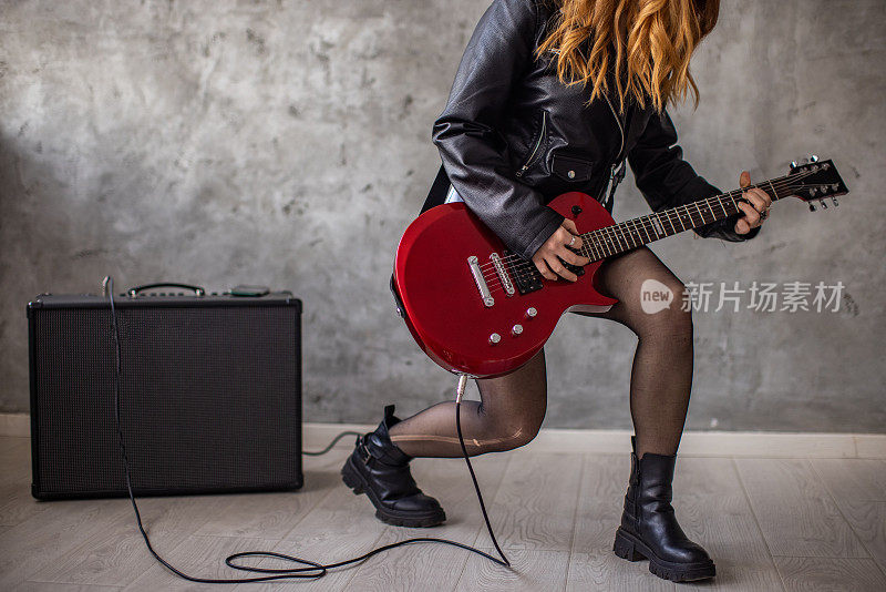 弹奏红色电吉他的摇滚少女
