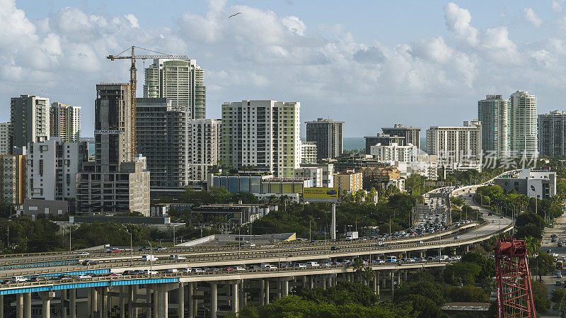 I-95高架高速公路上的交通与迈阿密市中心和科莫多区的背景。美国佛罗里达州。