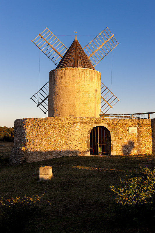 在法国普罗旺斯的雷古斯建造了一座风车
