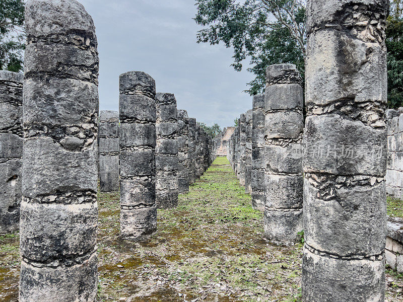 勇士神庙，墨西哥尤卡坦半岛上刻有圆柱的大玛雅神庙。