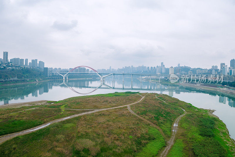 阴天重庆滨江城市的现代建筑和立交桥