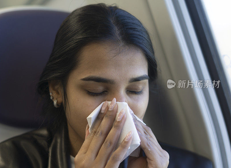 带手帕的生病女人