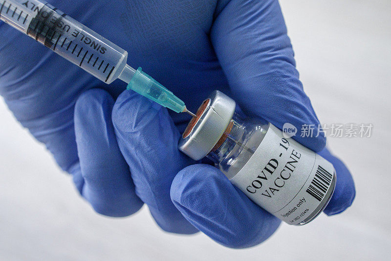 医护人员在准备Covid-19疫苗时戴手套