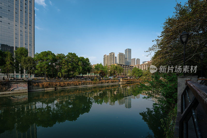 在一个阳光明媚的下午，城市天际线靠近成都廊桥