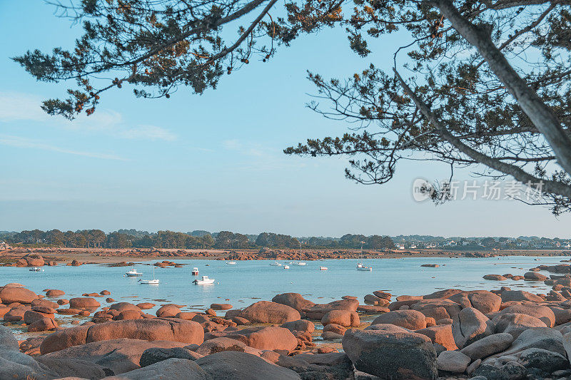 在法国布列塔尼的粉色花岗岩海岸的圣古雷港，有帆船的海湾